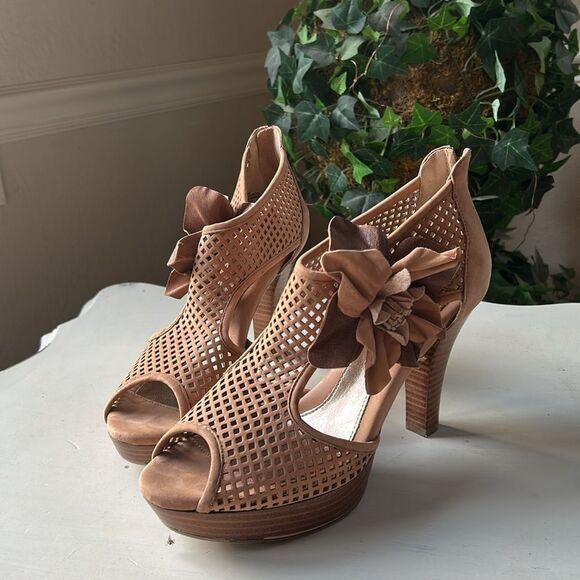 Women's Perforated Leather Platform Peep-Toe Heeled Sandals - Tan EUC Size 9M - Picture 1 of 16